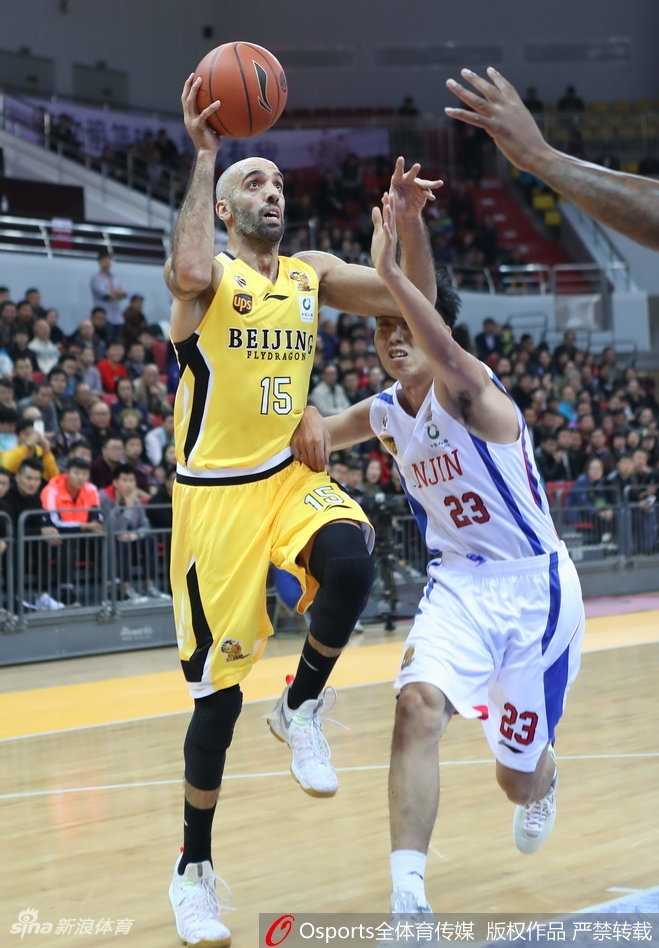 马布里末节救赎未果 北控客场一分惜败天津遭遇绝杀反绝杀 天津队本土悍将张智涵眼神坚毅,在快攻中如闪电般奔袭,他高高跃起的上篮帮助天津队在关键时刻稳住阵脚,点燃了全场球迷的热情。