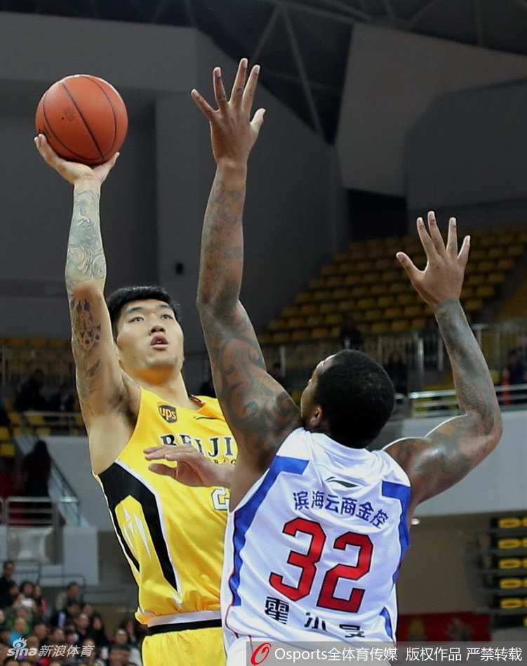 马布里末节救赎未果 北控客场一分惜败天津遭遇绝杀反绝杀 北控队杨敬敏手感滚烫,三分线外手起刀落,篮球空心入网的声音如同清脆的乐章,他全场21分的表现一度让北控看到连胜的希望。