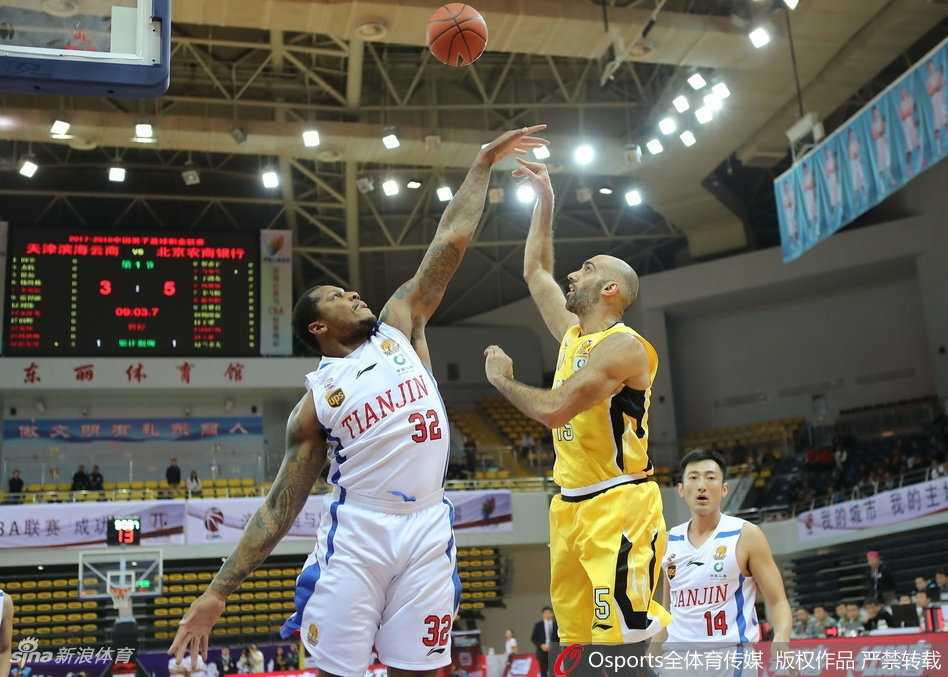 马布里末节救赎未果 北控客场一分惜败天津遭遇绝杀反绝杀 四十岁的马布里突破重围,用他标志性的犀利变向甩开年轻的防守者,虽然岁月在他腿上留下痕迹,但这一刻他的眼神依旧锐利如刀。
