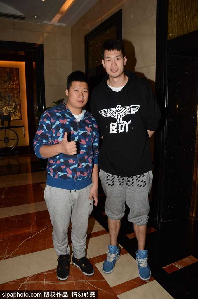 马布里走进酒店大堂，面对镜头眼神坚定，身后的北控队徽格外醒目。他一只手拉着行李，身姿挺拔，仿佛即将走上战场的将军。