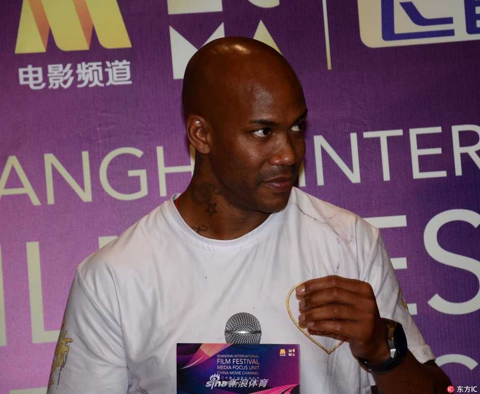 在媒体见面会的高潮环节，一位面容姣好的女粉丝或记者获得了与马布里近距离接触的机会，老马主动拿起手机，两人头挨着头，在镜头前留下了这张充满欢笑的趣味自拍。