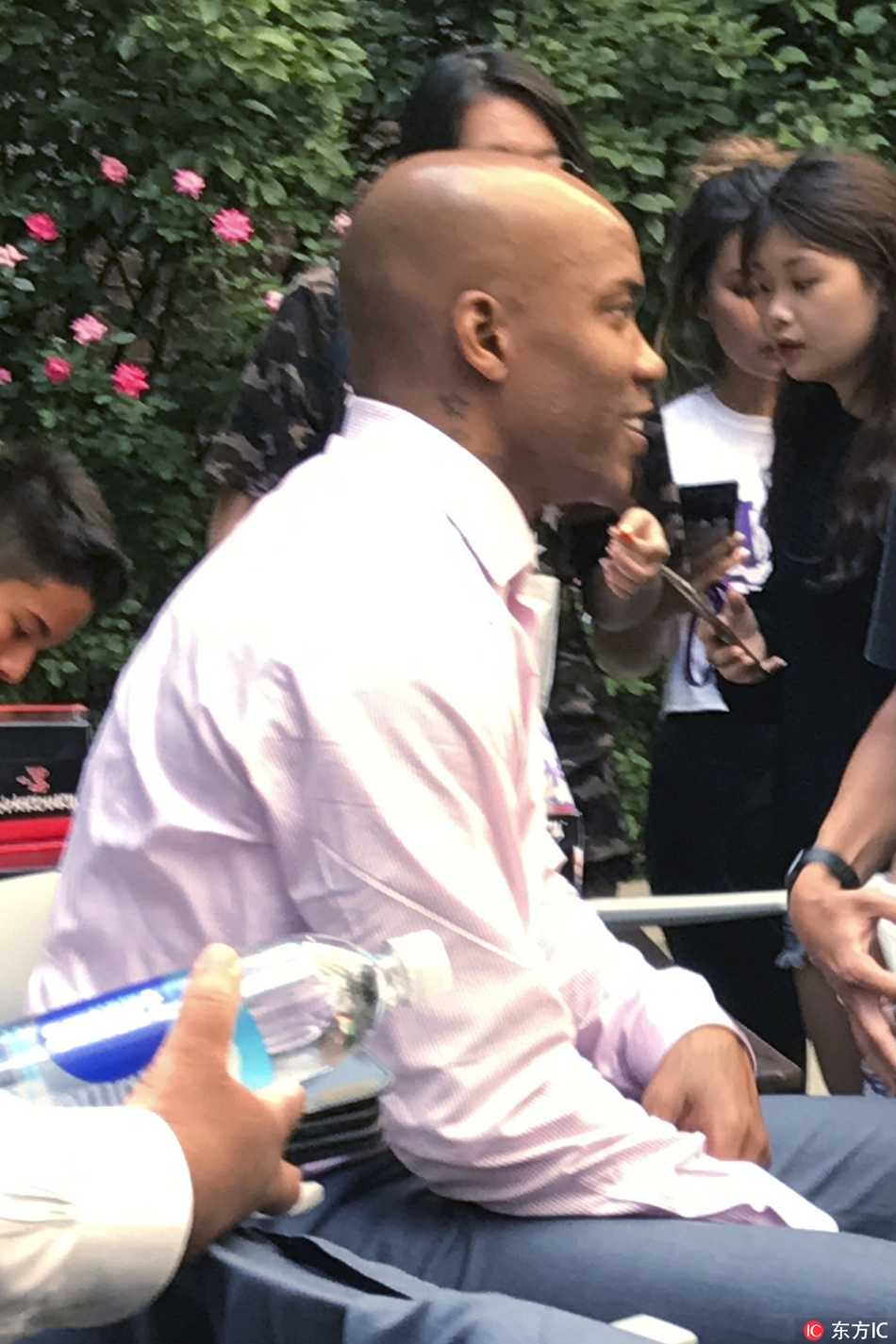 马布里在纽约大学向学生们赠送自己品牌的运动鞋，学生们脸上洋溢着惊喜的笑容，纷纷伸手接过这份来自篮球明星的礼物。