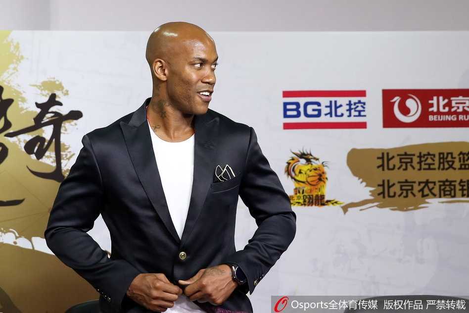 马布里拿起麦克风，眼神坚定地扫视全场，他在宣告：这不是一次简单的转会，而是对北京这座城市爱意的延续。