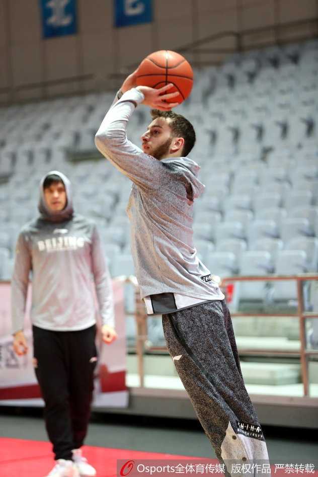 马布里谢幕战倒计时:北控男篮的最后一舞与传奇的萌动瞬间 马布里突破瞬间肌肉紧绷,满脸的胡茬与坚毅的目光,诉说着老兵不死的精神