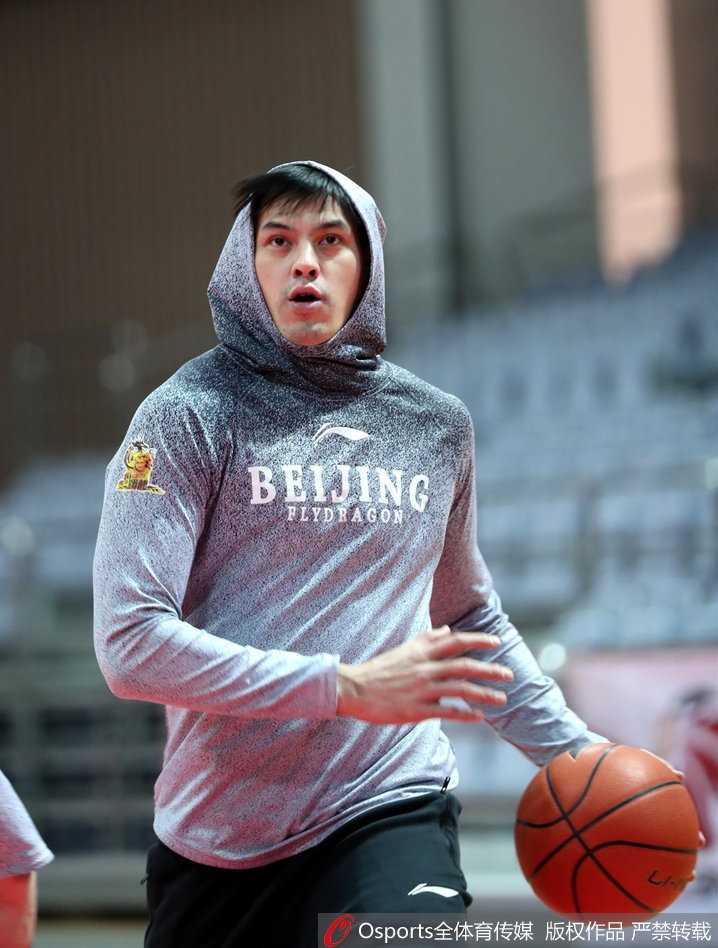 马布里谢幕战倒计时:北控男篮的最后一舞与传奇的萌动瞬间 马布里与助教交流战术,手舞足蹈地比划着跑位路线,认真的表情宛如一位场边指挥官