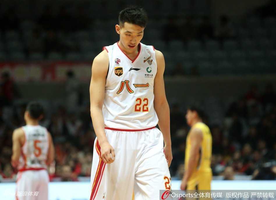 北控队球员杨敬敏在八一拳迷的严密防守下，侧翼持球突破，眼神坚毅寻找进攻良机