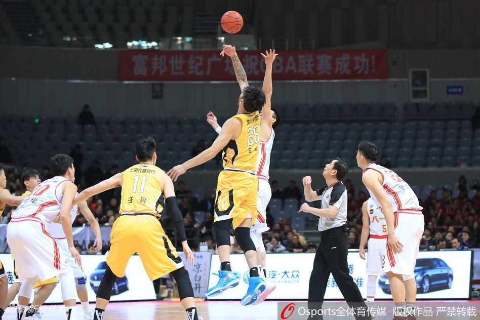 八一队主教练阿的江在场边神情严峻地指挥比赛，身后的大屏幕上显示着胶着的比分，战局已到白热化阶段