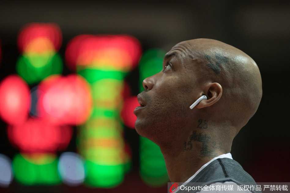 在球队训练课上，马布里戴着耳机聆听节奏，仿佛在音乐的节拍中寻找新赛季的赛场旋律。