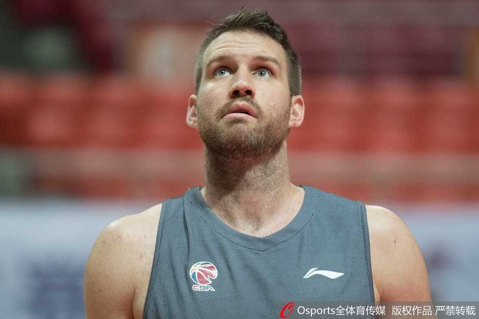 在分组对抗中，马布里突破防线，他那标志性的上篮动作依然是对手难以破解的难题。