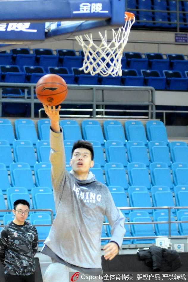 马布里在队友人缝中灵活穿梭，运球姿势舒展自如，仿佛不是在激烈的对抗训练，而是在冰面上表演一曲优雅的花样滑冰。