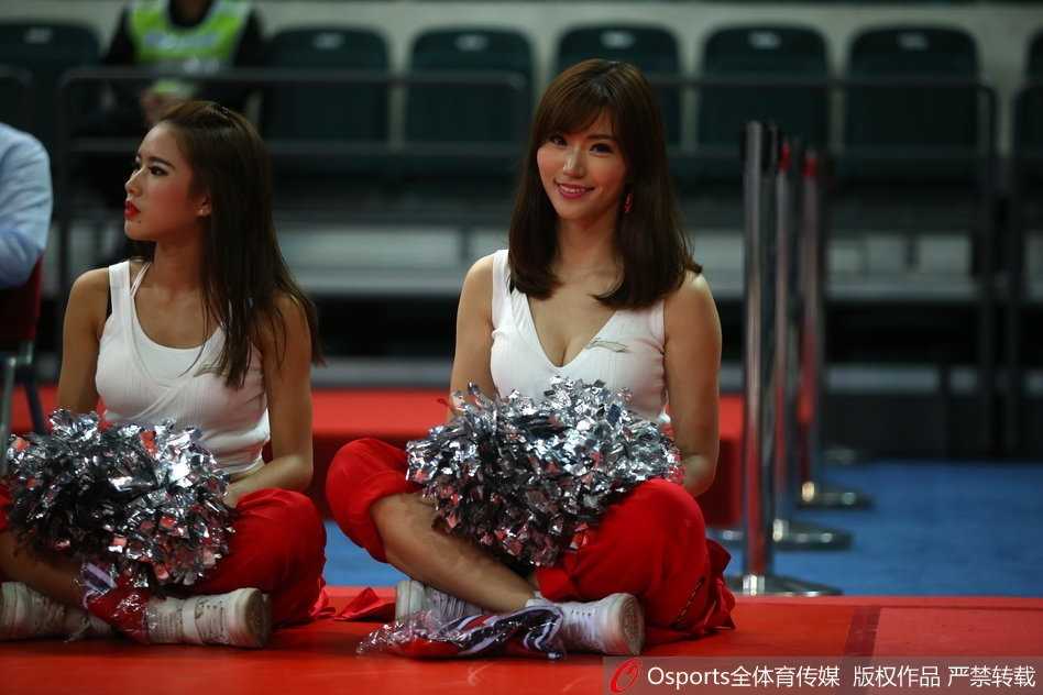 舞动中的她仿佛自带光芒，即使是在高速旋转中，也能捕捉到她回眸一笑的瞬间。那笑容干净而明媚，眼神清澈透亮，既有少女的娇羞，又有舞者的自信，宛如夏日里的一缕清风，沁人心脾。