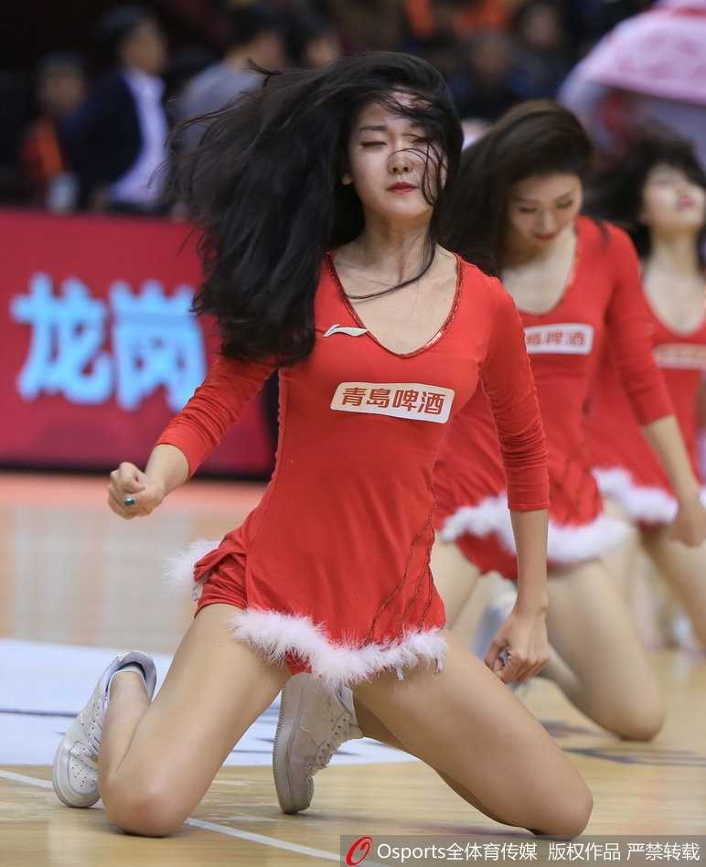 一位篮球宝贝在热舞中秀出完美的身体线条，她自信地挥舞手臂，小蛮腰在灯光下格外吸睛，充分诠释了篮球宝贝的力与美。