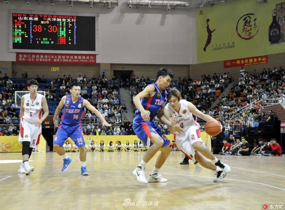 杰特重回故地毫不手软，面对旧主防守，在三分线外果断干拔跳投，皮球划出美妙弧线直坠网窝。