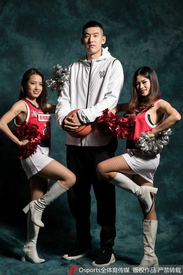 镜头捕捉到一位星锐球员抿嘴微笑的瞬间，汗水还未干透，眼中却闪烁着对未来的憧憬，年轻的脸庞在灯光下显得格外生动而真实。