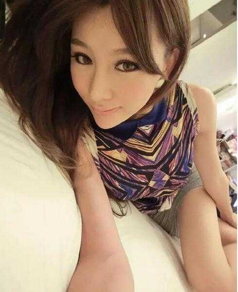 背对镜头的洪紫婷回眸一笑，马尾辫轻轻甩动，运动背心露出的美背线条流畅，展现了女性背部独有的力量美感。