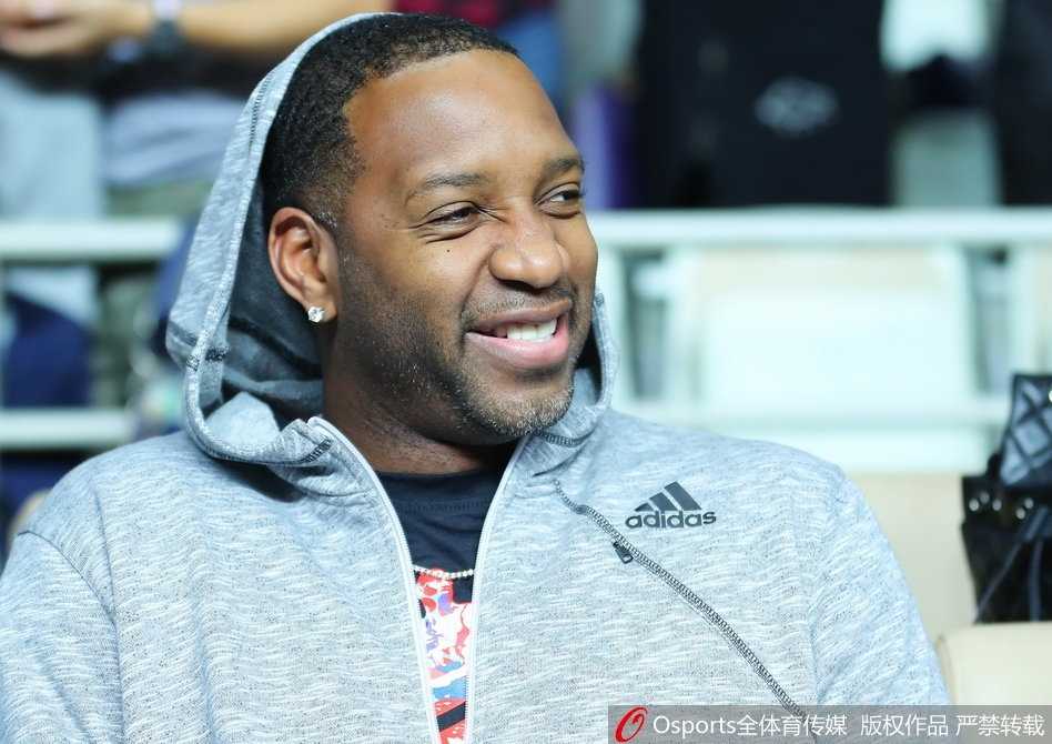 麦蒂现身源深体育馆,昔日得分王微笑见证CBA经典一战 麦蒂神情专注地看着场上的激烈对抗,双手轻轻合拢放在腿上,眼神随着篮球的轨迹移动,完全沉浸在这场高水平的对决之中。