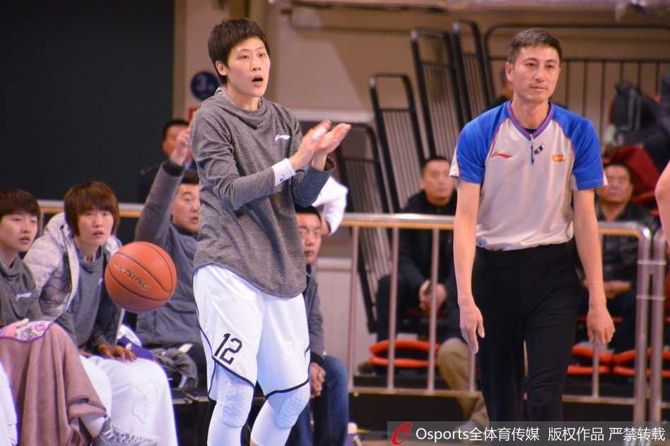 黑龙江女篮主场两分险胜浙江队 篮下混战瞬间,三名球员同时跃起,手臂交织在一起,橘红色的篮球在指尖被争抢,肌肉碰撞的声音仿佛穿透照片,将比赛的肉搏强度定格在这一秒。