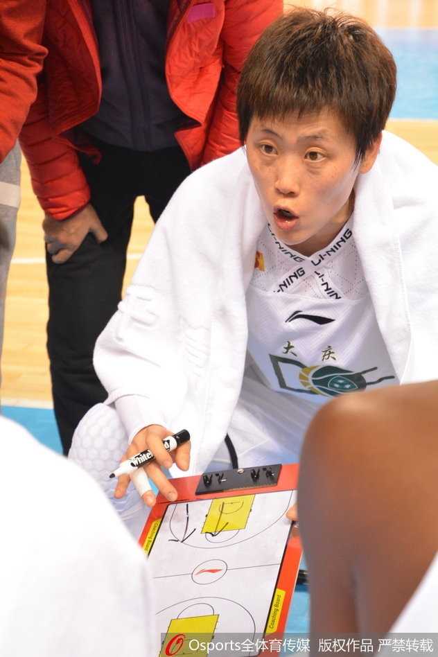 黑龙江女篮主场两分险胜浙江队 黑龙江队主教练半蹲在场边,手臂用力指向场内,脸部因大声指挥而涨得通红,眼神中透露出不容置疑的坚决,身后的助教也紧张地盯着场内变化。