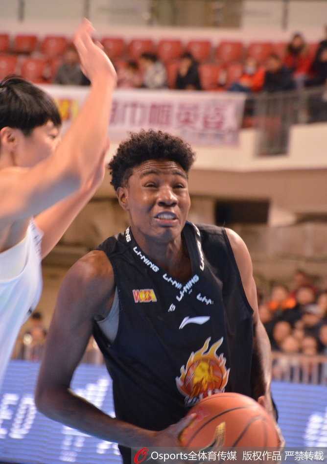 黑龙江女篮主场两分险胜浙江队 黑龙江队七号球员在三分线外高高跃起,篮球脱手而出划过一道彩虹弧线,防守球员飞身封盖却鞭长莫及,全场目光聚焦于这颗即将入网的皮球。