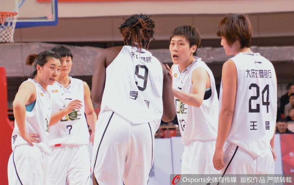 黑龙江女篮主场两分险胜浙江队 浙江队发动闪电快攻,白色球衣的球员如利箭般穿透防线,黑龙江队两名防守球员奋力回追,三人几乎同时腾空,篮球在篮筐上弹了一下,现场惊呼声四起。