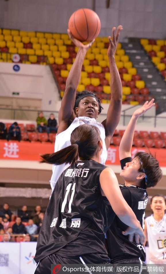 黑龙江女篮主场两分险胜浙江队 终场哨响的刹那,黑龙江队球员们紧紧拥抱在一起,汗水与笑容交织,白色战袍在灯光下格外耀眼,场边的摄像机记录下这热血沸腾的胜利时刻。