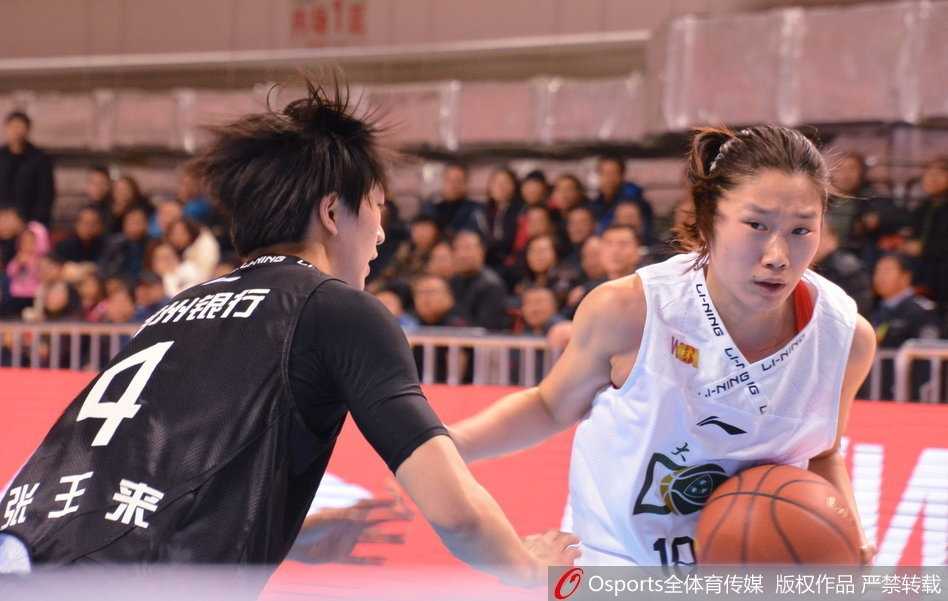 黑龙江女篮主场两分险胜浙江队 浙江队外援在罚球线上稳稳出手,身后的计时器数字跳动,全场突然安静,只有篮球空心入网时清脆的刷网声,她紧抿嘴唇,这一球承载着追平比分的希望。