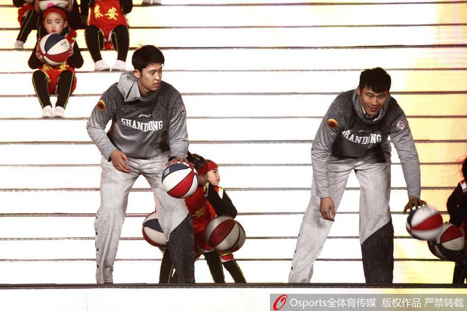 身穿醒目红色运动服的队员潘宁和队友们，在舞台中央专注地进行运球排练，篮球仿佛被赋予了灵性，随着他们的手势上下跳动。