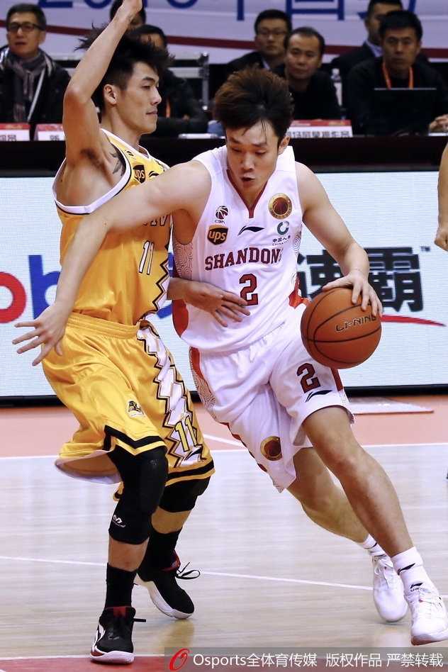 胡金秋在篮下高举高打，抢下进攻篮板后迎着防守强硬补篮得分