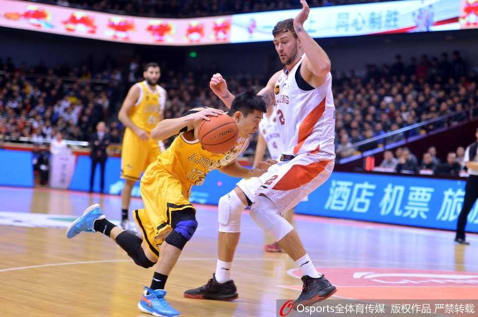 双方球员在加时赛最后时刻拼抢地板球，人仰马翻的场面诠释了比赛的惨烈程度