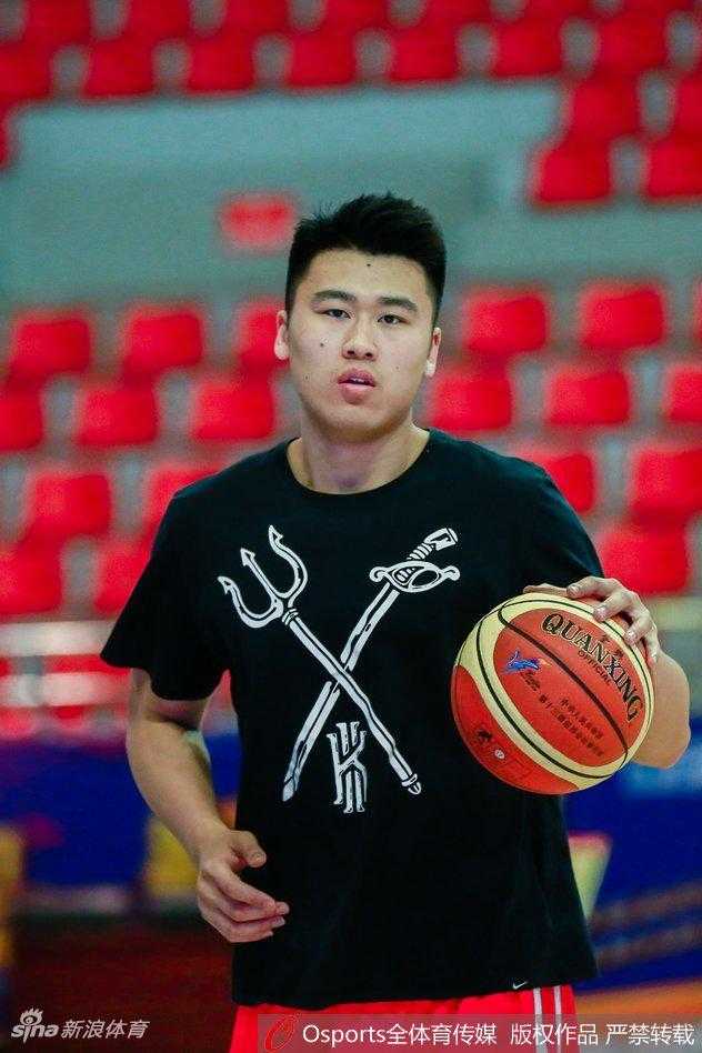 丁彦雨航在对抗训练中强行突破，肌肉线条分明，额前的碎发被汗水打湿，但眼神中透露出的杀气和决心丝毫未减。