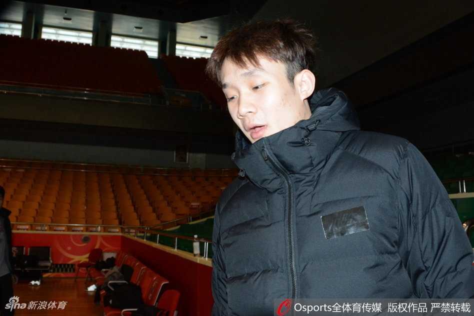 齐鲁健儿秣马厉兵 丁彦雨航领衔山东男篮蓄力CBA第十三轮 在教练组的带领下,山东男篮全体将士围拢在一起,拳头紧握,眼神坚毅,仿佛要将赛前所有的战术布置都凝聚在这出征前的呐喊声中,气氛热烈而团结。