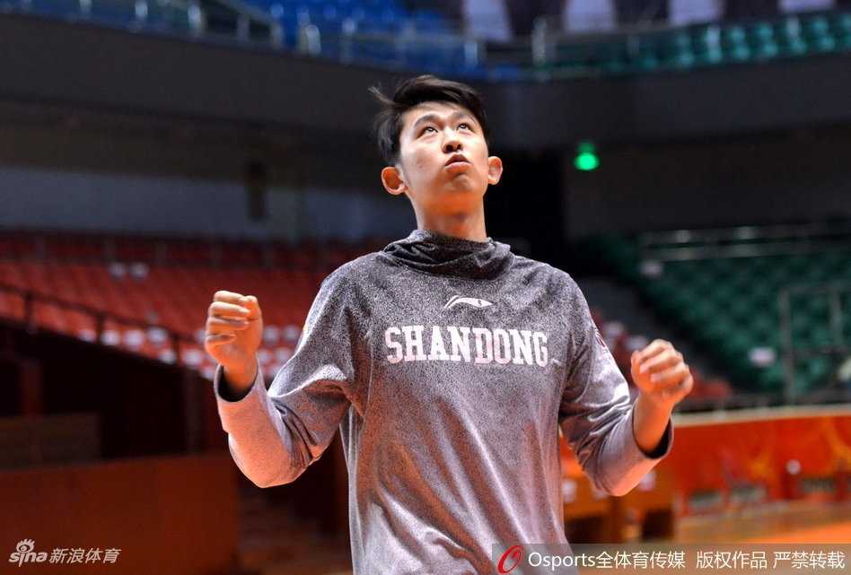 齐鲁健儿秣马厉兵 丁彦雨航领衔山东男篮蓄力CBA第十三轮 丁彦雨航接球后迅速启动,如利刃般撕开防守,进行快攻上篮练习,他矫健的身姿和专注的眼神,透露出本土MVP在关键时刻接管比赛的决心与自信。