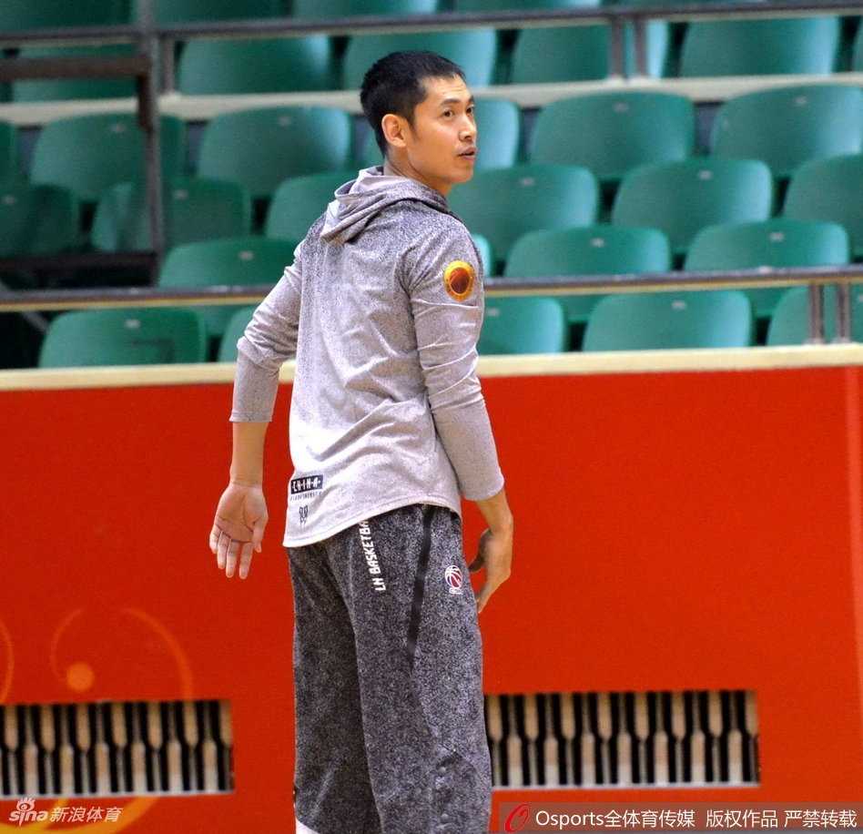 齐鲁健儿秣马厉兵 丁彦雨航领衔山东男篮蓄力CBA第十三轮 内线悍将陶汉林在对抗训练中强行起跳,完成一记势大力沉的单手劈扣,篮架都为之震颤,淋漓尽致地展现了“小鲨鱼”在内线的统治力和暴力美学。