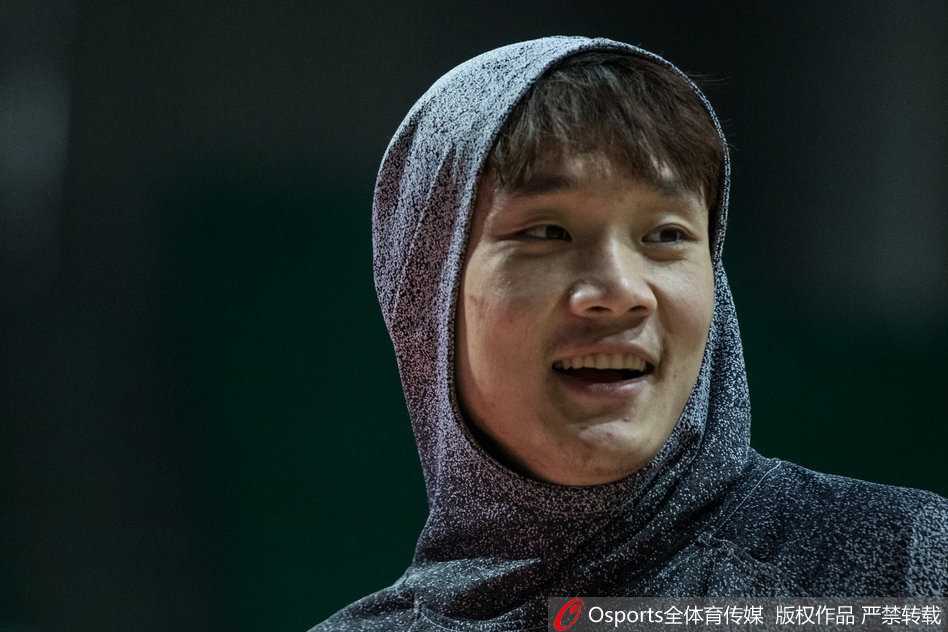 齐鲁兄弟连柔情一刻,丁彦雨航率山东众将轻装上阵剑指同曦 大外援莫泰尤纳斯在训练中展现出柔和的手感,他正在与队友进行挡拆配合练习,身后的丁彦雨航随时准备接球进攻。