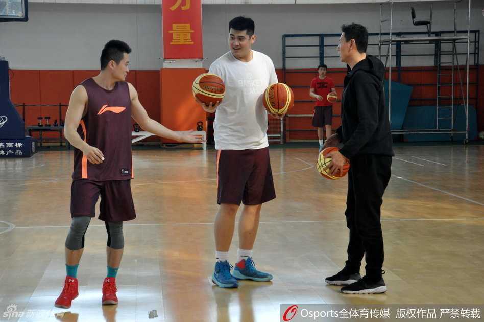 内线支柱陶汉林如同一座铁塔，专注地凝视着李楠指导的示范，豆大的汗珠挂在脸颊，眼神中透露出对新战术的渴望。