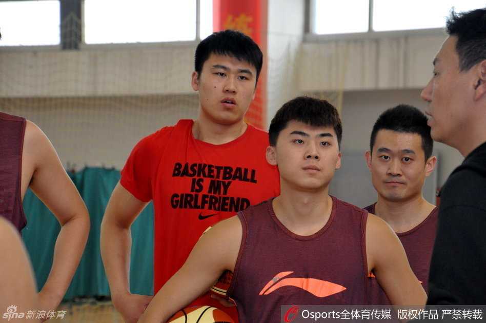 夕阳透过窗棱洒在空荡的球场，李楠指导仍留在场内加练投篮，皮球在空中划出弧线，诉说着一位老帅对胜利的执着。