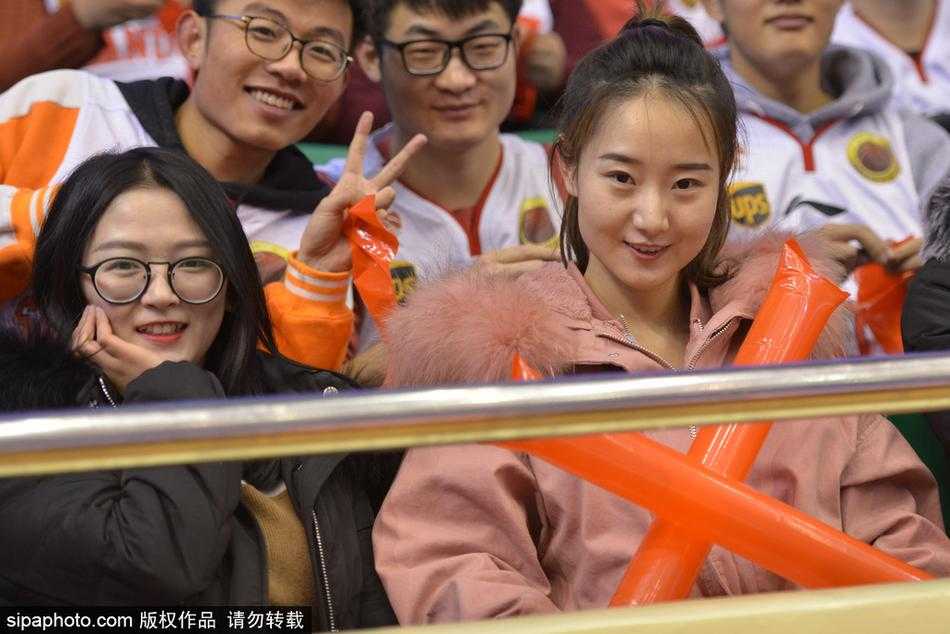 她安静地坐在那里，身后是模糊的人群。一束顶光恰好勾勒出她饱满的额头和挺直的鼻梁，整个人仿佛自带光环。她的目光穿越了摄影师，也穿越了时光，定格在2017年这个难忘的齐鲁冬夜。