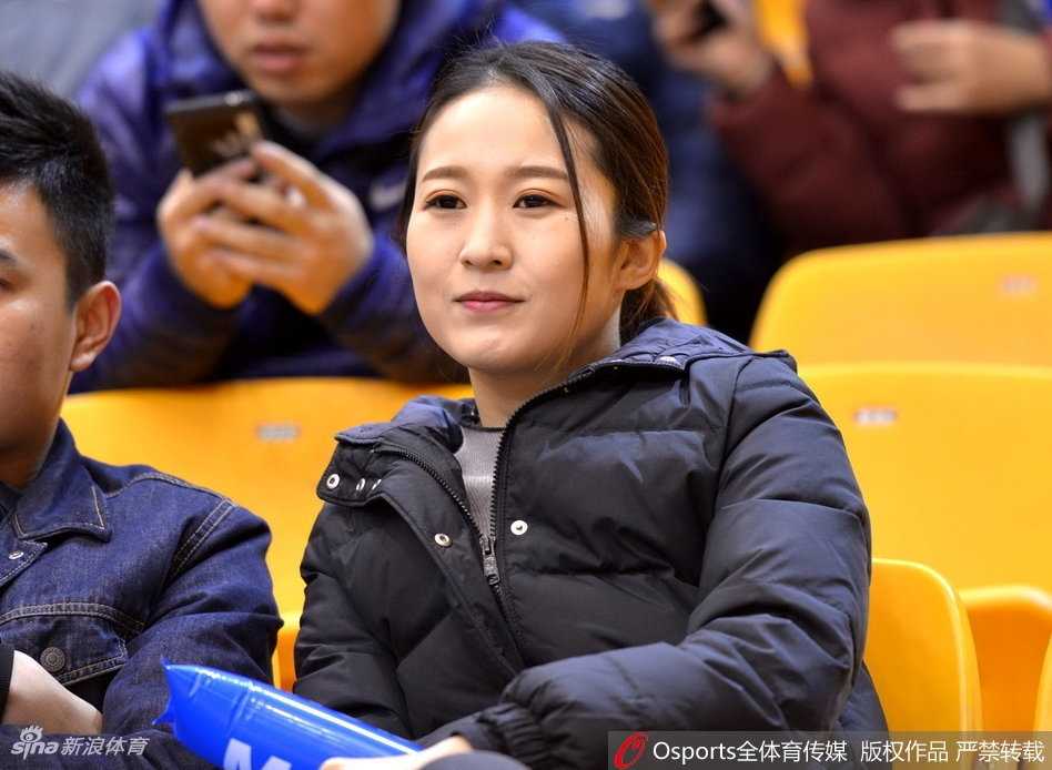 齐鲁冬夜篮球盛宴,看台星光熠熠耀全场 看台角落,鲁能球员刘彬彬戴着帽子低调现身,他身穿深色休闲外套,目光越过人群,全神贯注地盯着场上的比赛进程。