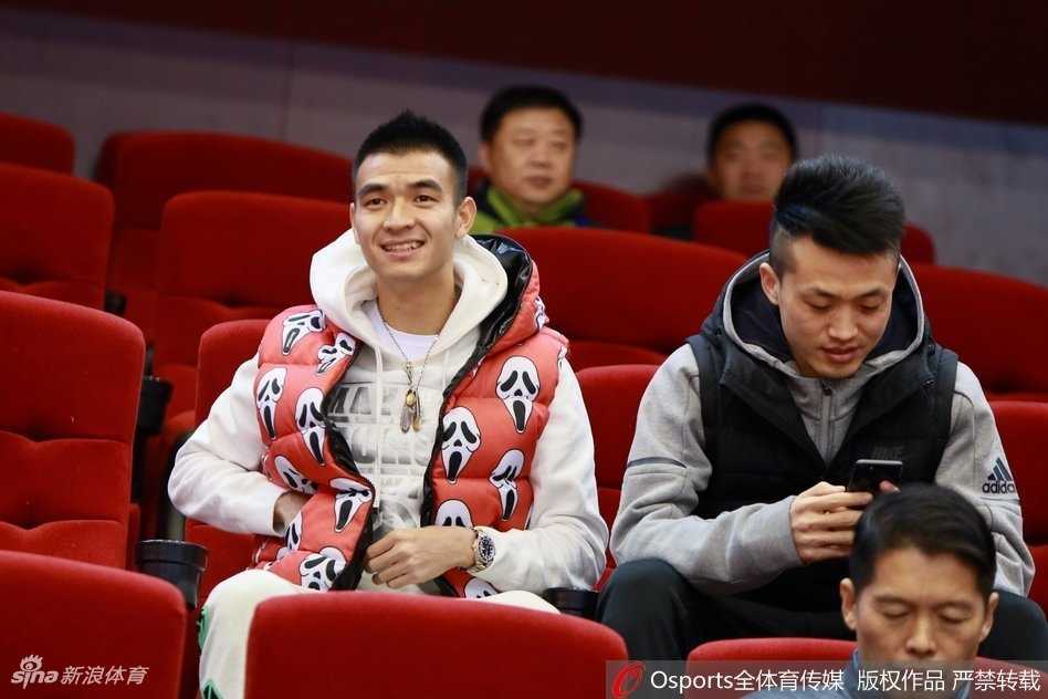 齐鲁冬夜篮球盛宴,看台星光熠熠耀全场 灯光璀璨的山东省体育中心体育馆内,身着白色球衣的山东队球员正发起快攻,看台上座无虚席,热情的球迷们挥舞着充气棒,汇成一片欢乐的橙色海洋。