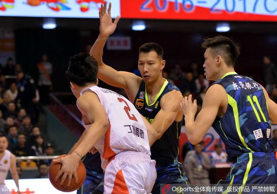 齐鲁决杀华南虎:丁彦雨航铸神迹,粤鲁大战铸经典 易建联如同泰山压顶般在内线完成暴扣,肌肉线条在激烈的对抗中显得格外分明,眼神中透露出必胜的坚定。