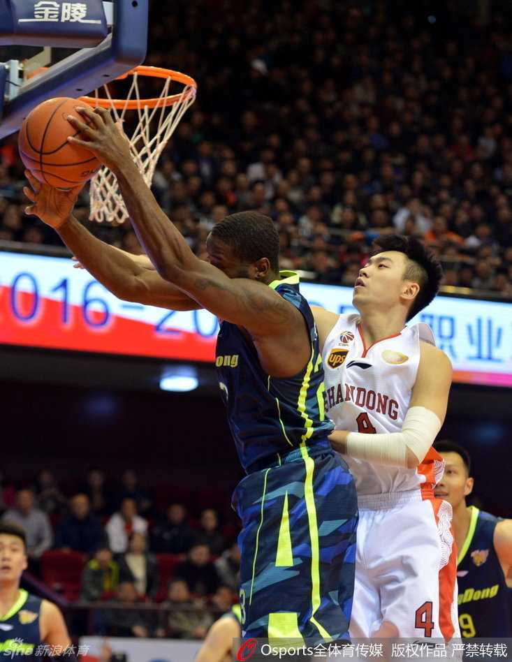 齐鲁决杀华南虎:丁彦雨航铸神迹,粤鲁大战铸经典 丁彦雨航在严防死守下强行出手三分,皮球离开指尖的瞬间,他的眼中便只剩下篮筐,满是对胜利的渴望。