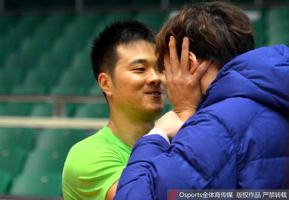 齐鲁剑指八连胜,丁彦雨航领衔山东高速低调备战 核心丁彦雨航在对抗训练中遭遇严防死守,只见他运球突破,面对防守球员遮眼干扰依然目光如炬,神情专注。