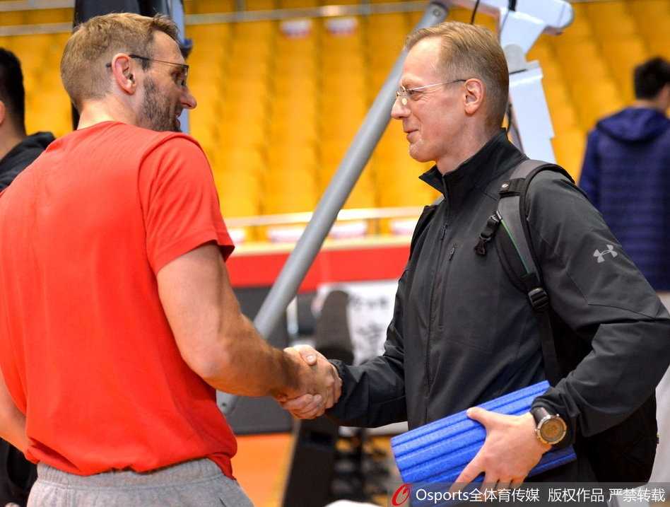 齐鲁剑指八连胜,丁彦雨航领衔山东高速低调备战 球场之上,老将张庆鹏在持球推进时也未能幸免,遭到了对方球员的严密贴防,甚至被对手举手遮住了视线,但他依然稳健地护住皮球。