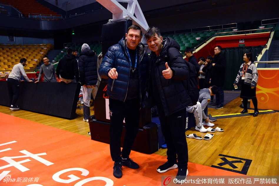 齐鲁劲旅严阵以待:山东男篮誓师第34轮,劳模组合引领复仇之战 丁彦雨航眼神坚毅,腾空而起舒展上篮,指尖的篮球承载着泉城的期待