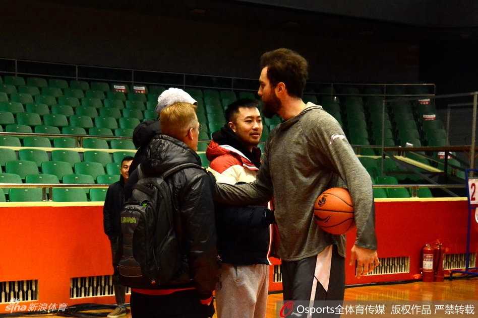 齐鲁劲旅严阵以待:山东男篮誓师第34轮,劳模组合引领复仇之战 陶汉林高高跃起双手灌篮,力量和美感在这一刻完美结合,篮筐仿佛都在颤抖