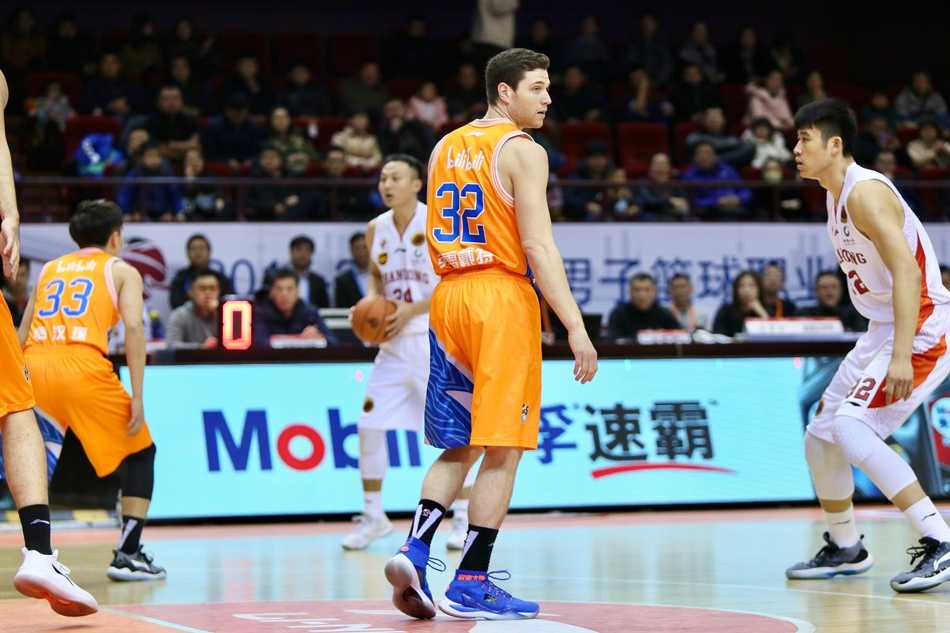 齐鲁劲旅主场狂潮,大鲨鱼深陷济南魔鬼夜 劳森面对防守冷静抛投,灵巧的身姿在巨人丛中划出优美弧线