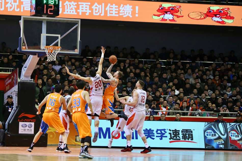 齐鲁劲旅主场狂潮,大鲨鱼深陷济南魔鬼夜 赢球后的山东众将围成一圈,彼此眼中的信任与豪情感染着现场每一个人