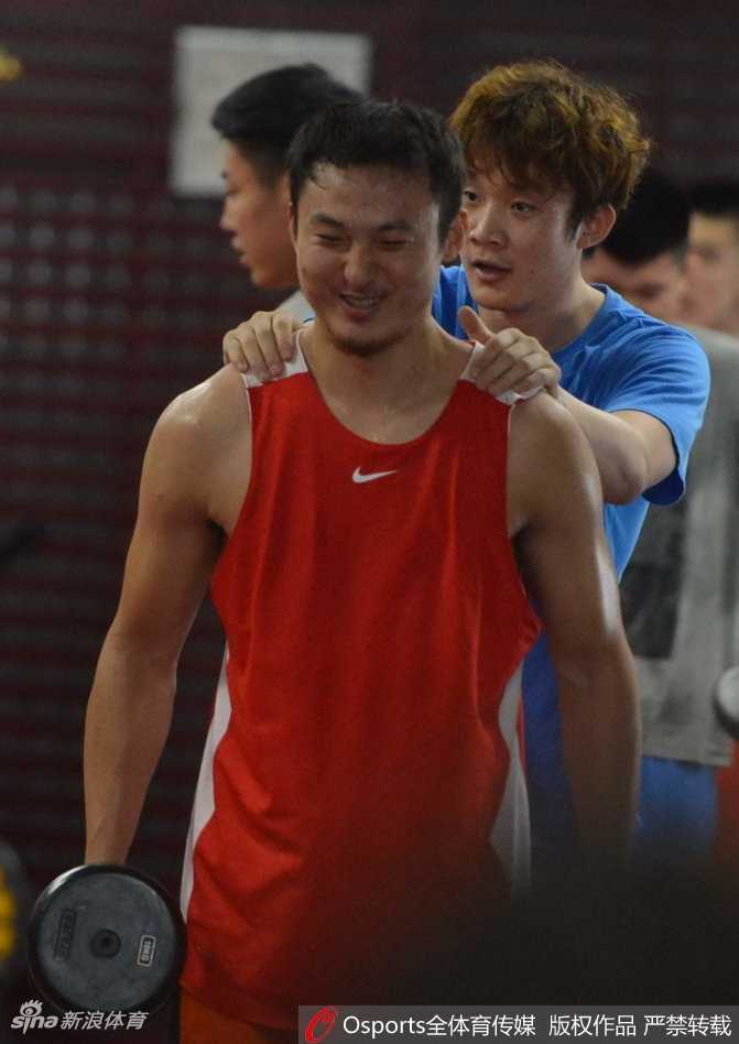 齐鲁劲旅吹响集结号:新援悉数亮相,丁彦雨航卖萌抢镜备战忙 球场中央丁彦雨航被队友逗乐,露出大男孩般羞涩又灿烂的笑容,双手放在嘴边仿佛在卖萌搞怪