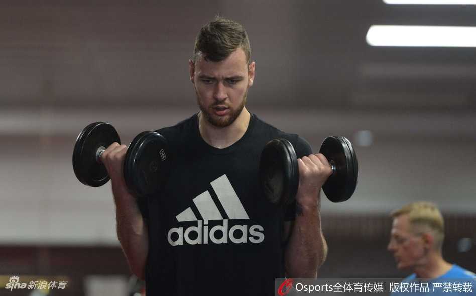 齐鲁劲旅吹响集结号:新援悉数亮相,丁彦雨航卖萌抢镜备战忙 立陶宛长人莫泰尤纳斯高举手臂勾手投篮,动作舒展柔和,眼神专注尽显NBA级别细腻手感