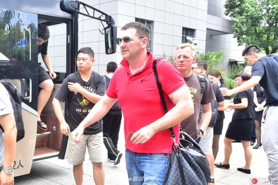 齐鲁劲旅甬城蓄势,一七一八赛季山东男篮豪华战舰北仑起航 新赛季的期望压在眉梢,队长睢冉在训练间隙神色凝重地望向球场另一端,他的眼神里既有对防守端重任的担当,也饱含着对球队走得更远的无限憧憬。